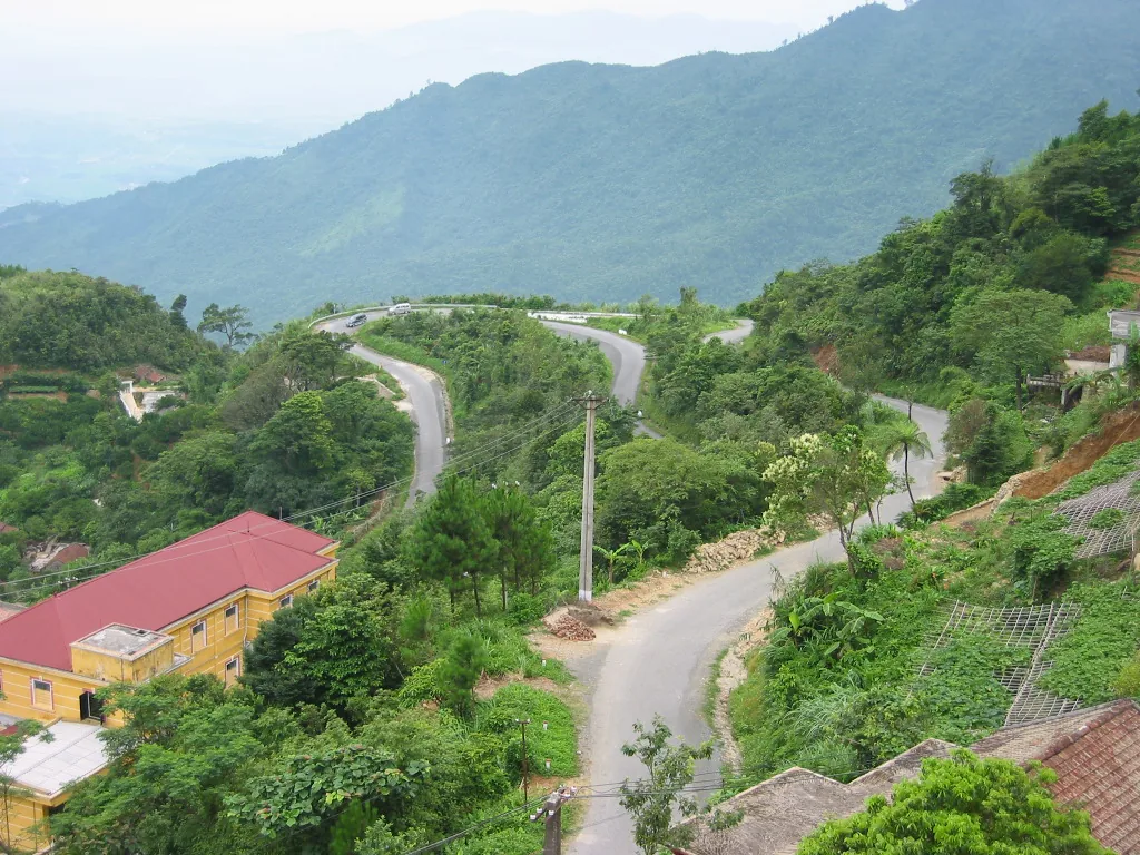 Đường đèo quanh co dẫn lên thị trấn Tam Đảo, Vĩnh Phúc
